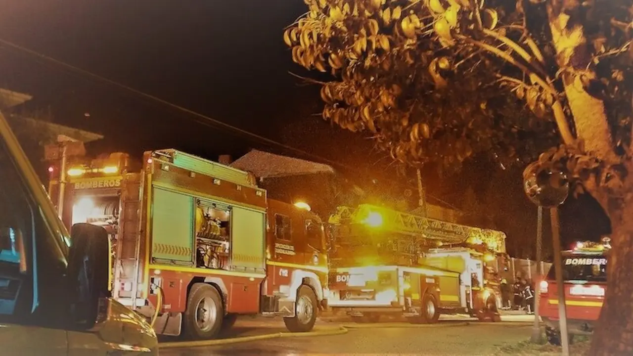 En la imagen de archivo varias dotaciones de bomberos del Servicio de Prevención, Extinción de Incendios y Salvamento de Guadalajara (CEIS) movilizados ante un incendio