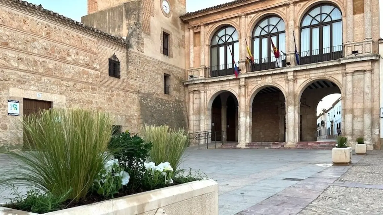 En la imagen de archivo el Ayuntamiento de Villanueva de la Jara (Cuenca)