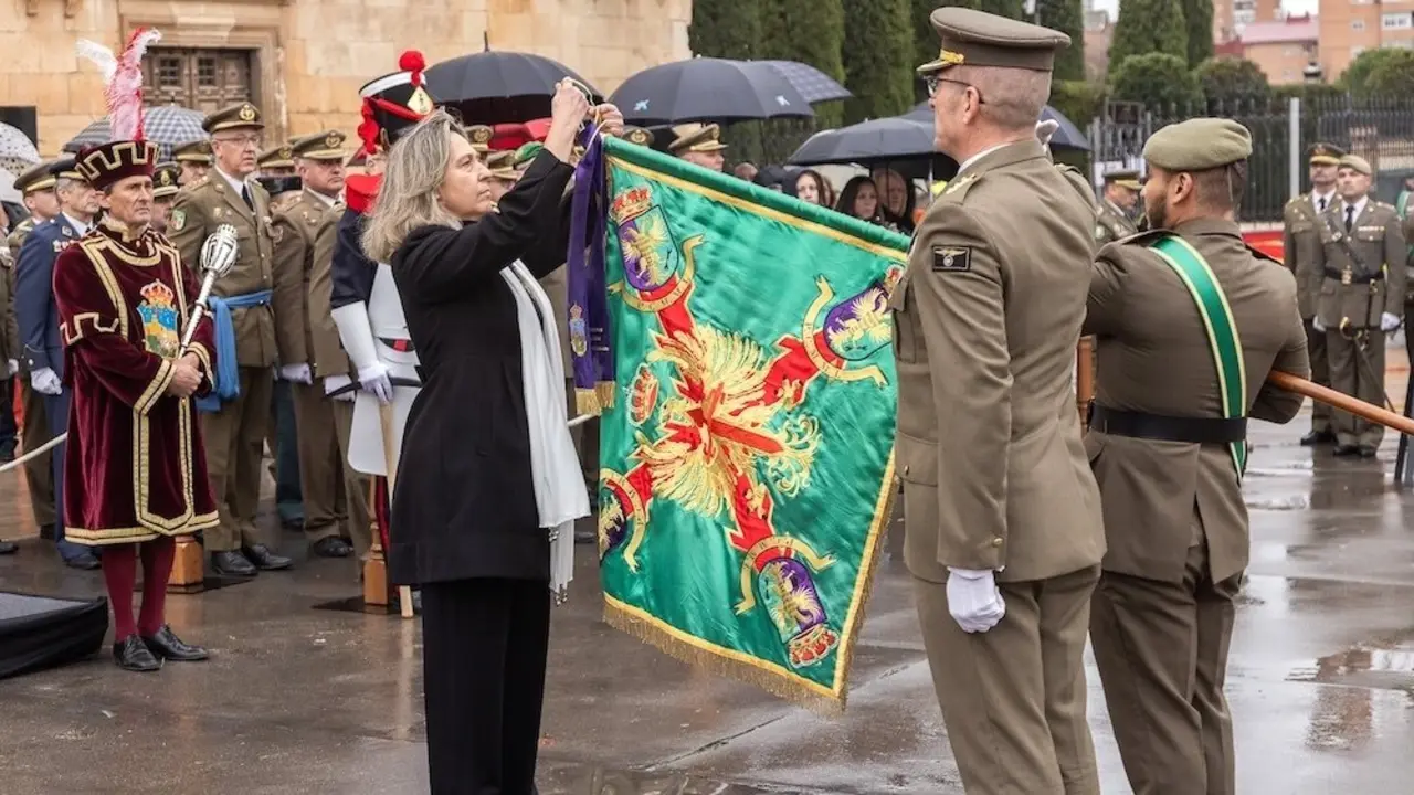 Guarinos entrega la Corbata de Bandera de Guadalajara al Parque de Ingenieros