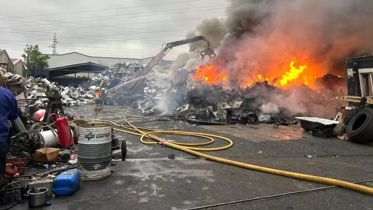 Bomberos extinguen un incendio declarado en una chatarrería del polígono de Pepino (Toledo)
