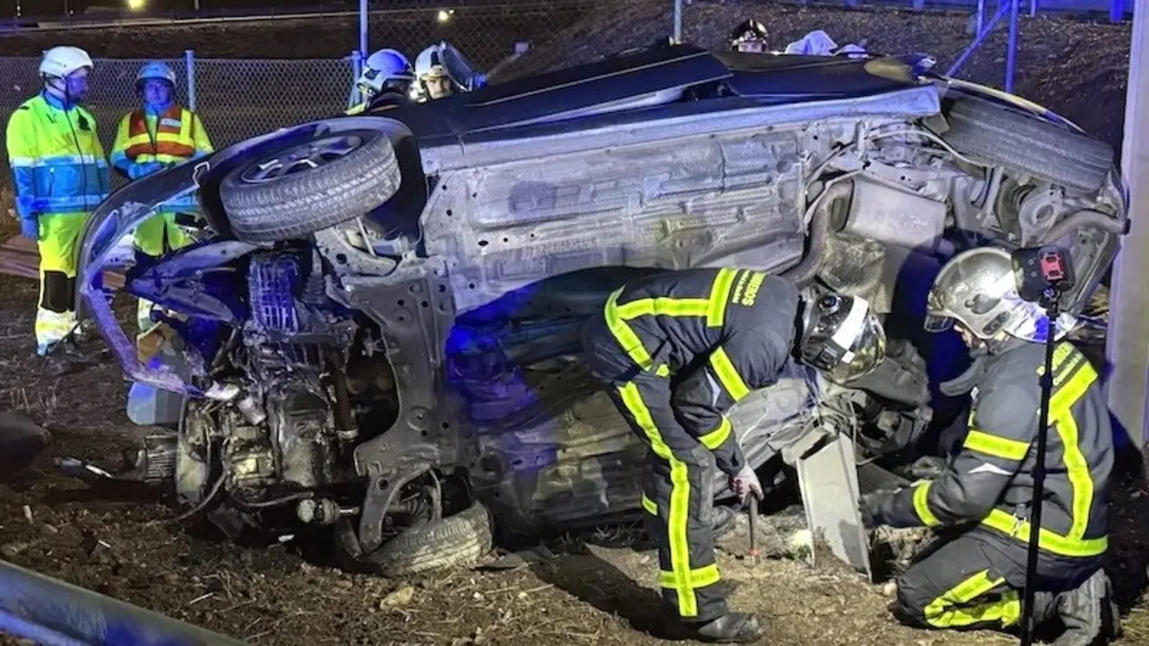 Muere una joven de 15 años tras salirse de la vía el coche en el que viajaba, accidente de tráfico, choque, colisión, volcado, salirse de la vía, salida de vía, volcar,
