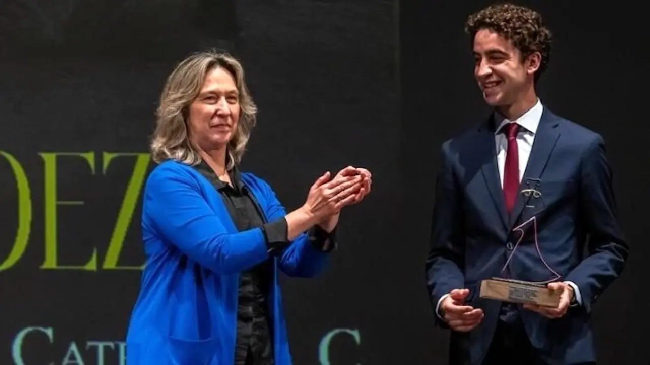 El torero Víctor Hernández recoge su trofeo como ganador de la Feria de la Antigua 2024