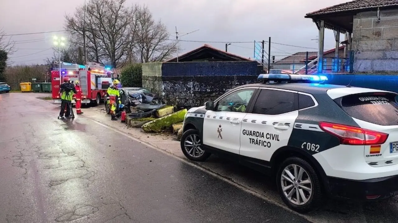 Muere un hombre al salirse de la vía con su vehículo y chocar contra un muro