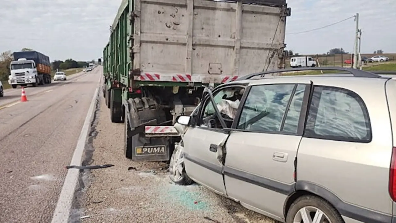 Imagen de archivo de un accidente de tráfico con un turismo y un camión implicados tras una colisión