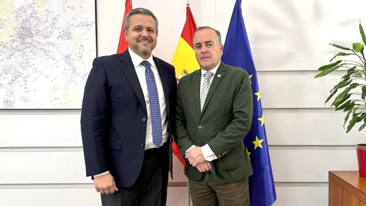 El alcalde de Talavera de la Reina (Toledo), José Julián Gregorio (d), y el consejero de Vivienda, Transporte e Infraestructuras de la Comunidad de Madrid, Jorge Rodrigo Domínguez (i)