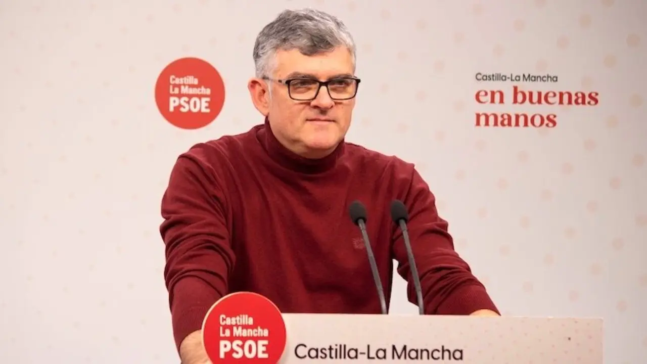 El presidente del PSOE en las Cortes de Castilla-La Mancha, Ángel Tomás Godoy, durante la rueda de prensa que ha ofrecido en la sede de los socialistas en Toledo