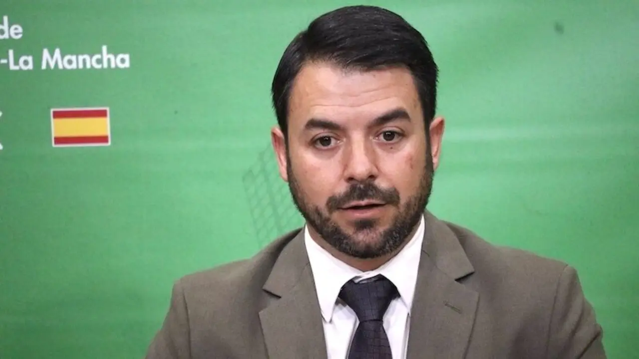 El portavoz de Vox en las Cortes de Castilla-La Mancha, Iván Sánchez, durante la rueda de prensa que ha ofrecido en el Parlamento regional