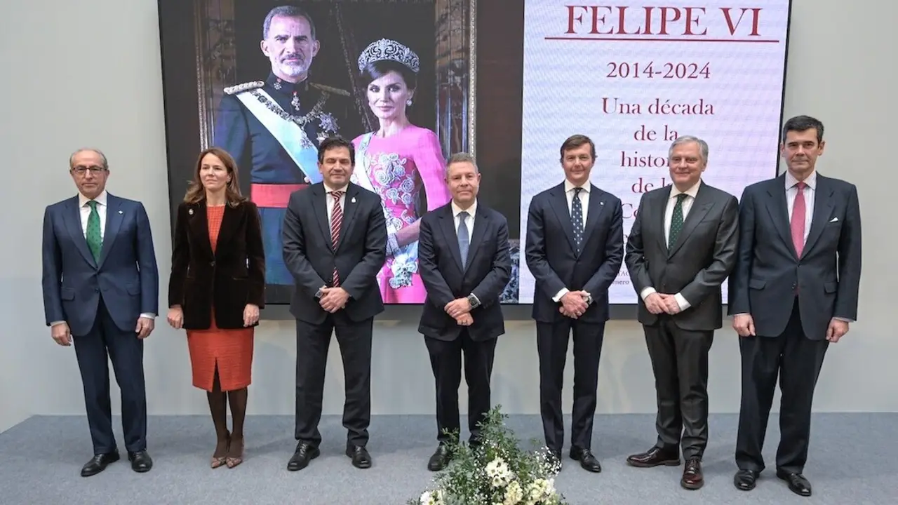 El presidente de Castilla-La mancha, Emiliano García-Page, ha asistido a la inauguración de la exposición ‘Felipe VI. Diez años de historia de la Corona de España’ que acoge la sede de la Diputación Provincial de Ciudad Real