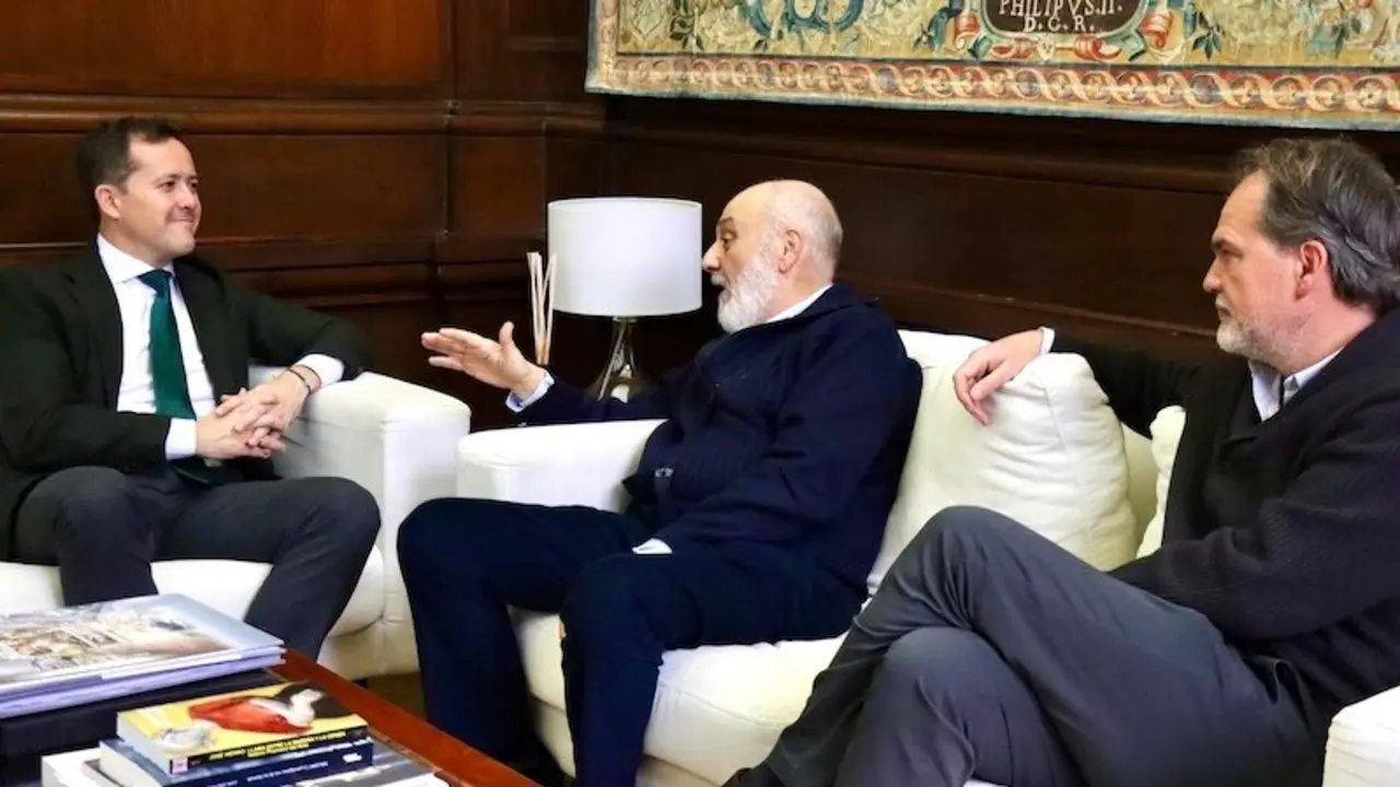 El alcalde de Toledo, Carlos Velázquez, durante la reunión que ha mantenido en el Ayuntamiento con el presidente de ICOMOS España, Juan Carlos Molina