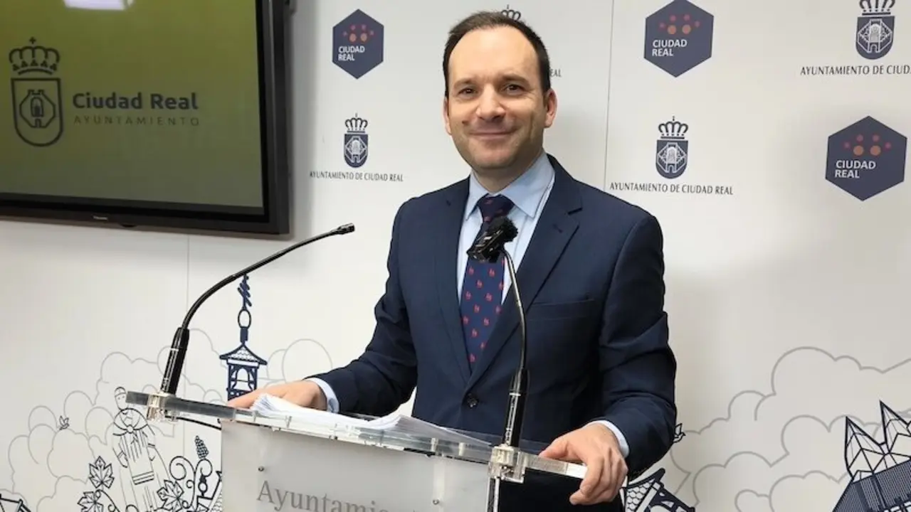 El portavoz del equipo de Gobierno del Ayuntamiento de Ciudad Real, Guillermo Arroyo, durante la rueda de prensa que ha ofrecido en el Consistorio