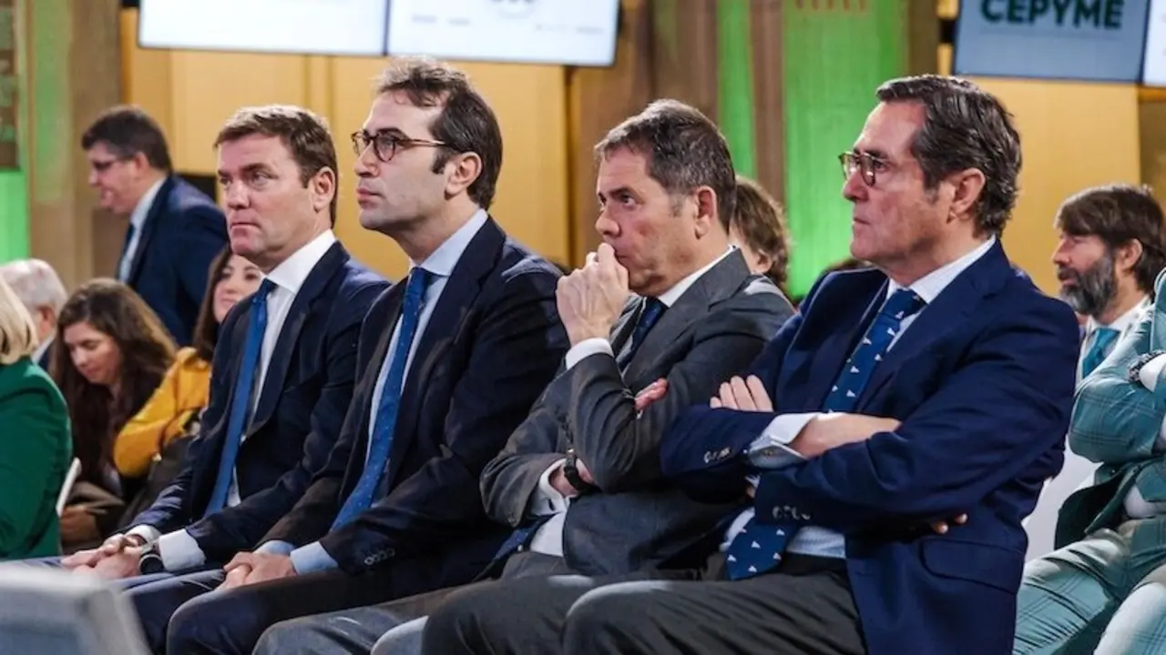 El CEO de BME, Juan Flames, el ministro de Economía, Comercio y Empresa, Carlos Cuerpo, el presidente de Cepyme, Gerardo Cuerva, y el presidente de la CEOE, Antonio Garamendi - EP/Carlos Luján