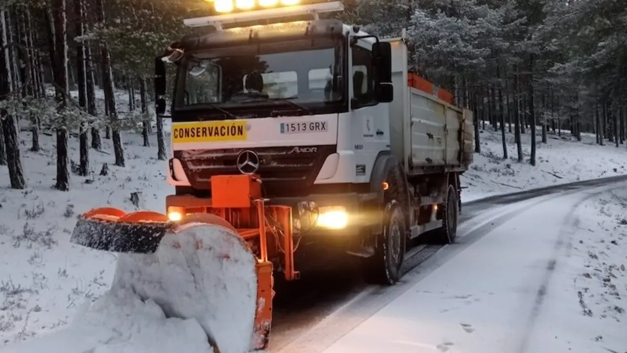 En la imagen una máquina quitanieves limpia una carretera de la provincia de Cuenca