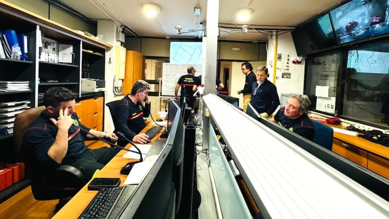 El alcalde de Albacete, Manuel Serrano, en el centro operativo de los bomberos