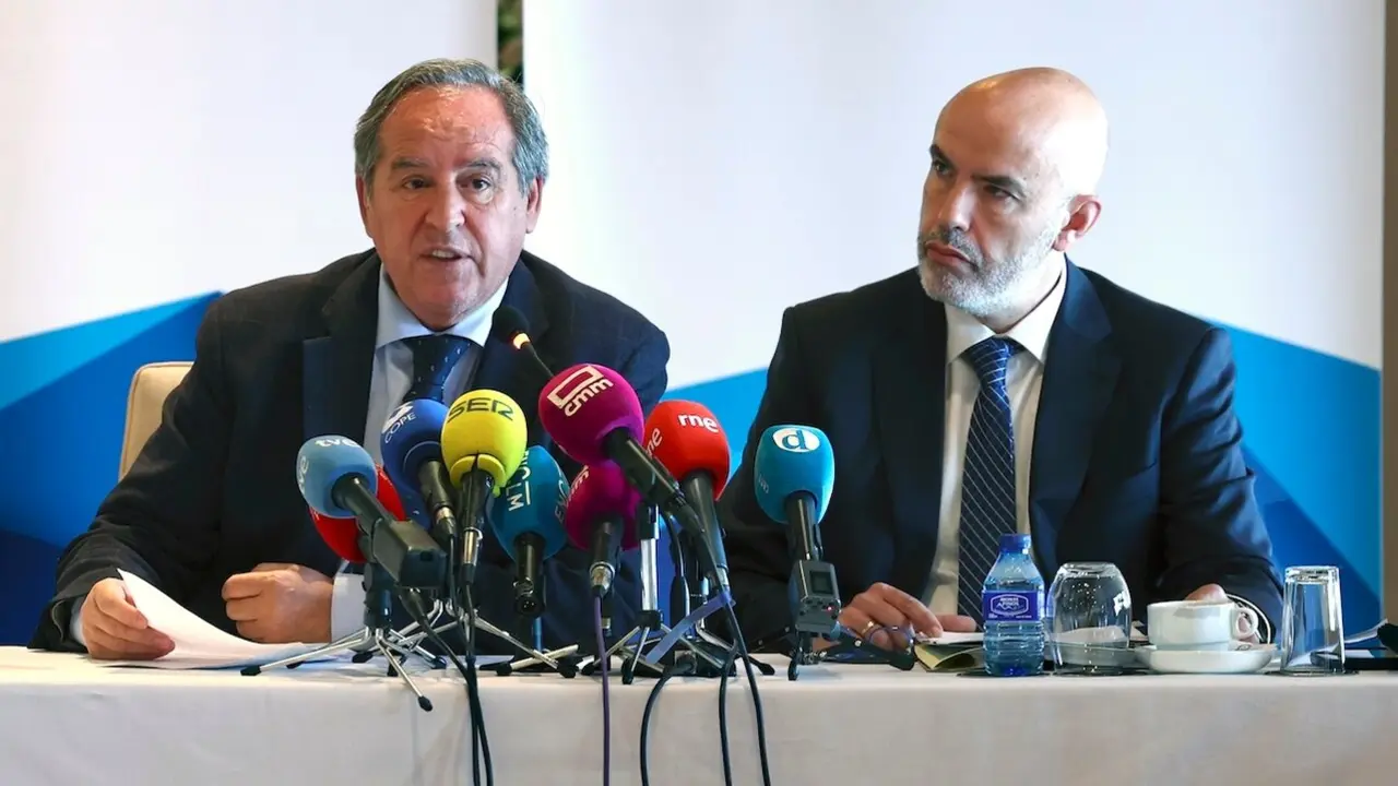 Desayuno informativo con el presidente de la Confederación de Empresarios de Castilla-La Mancha, Cecam, Ángel Nicolás (i), para hacer balance del ejercicio 2024 y abordar los retos y objetivos para 2025, este martes en Toledo - EFE/ Ismael Herrero
