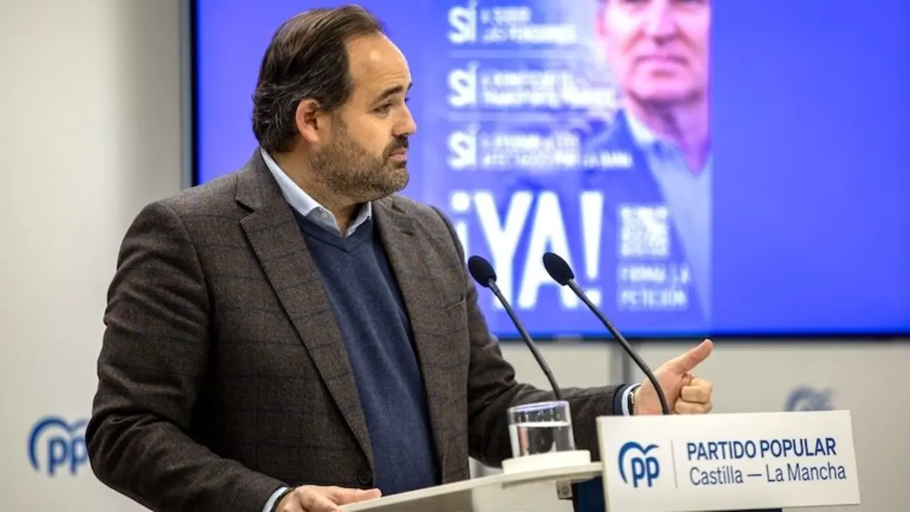 El presidente del PP de Castilla-La Mancha, Paco Núñez, durante la rueda de prensa que ha ofrecido este martes en Toledo