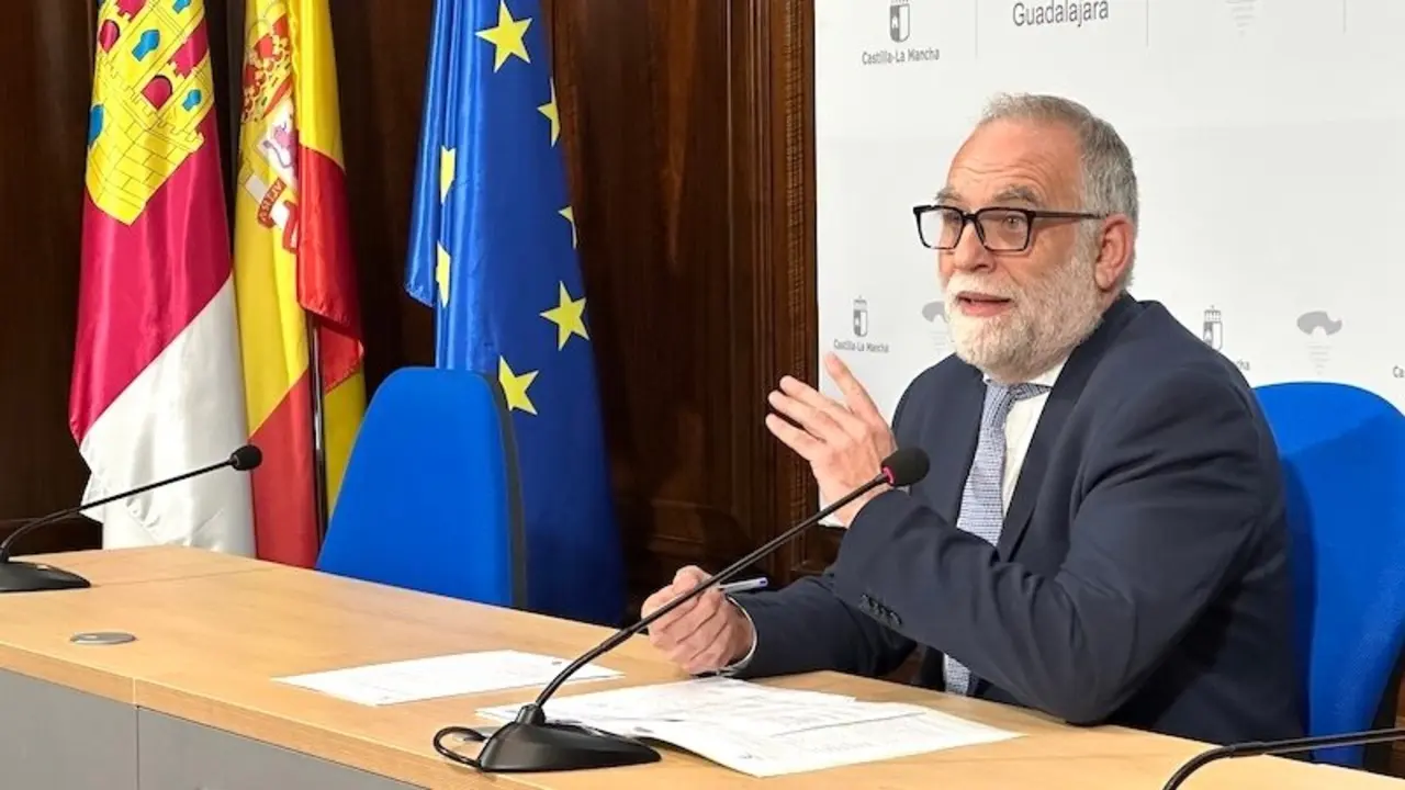 El delegado de Educación, Cultura y Deportes, Ángel Fernández-Montes, durante la rueda de prensa que ha ofrecido