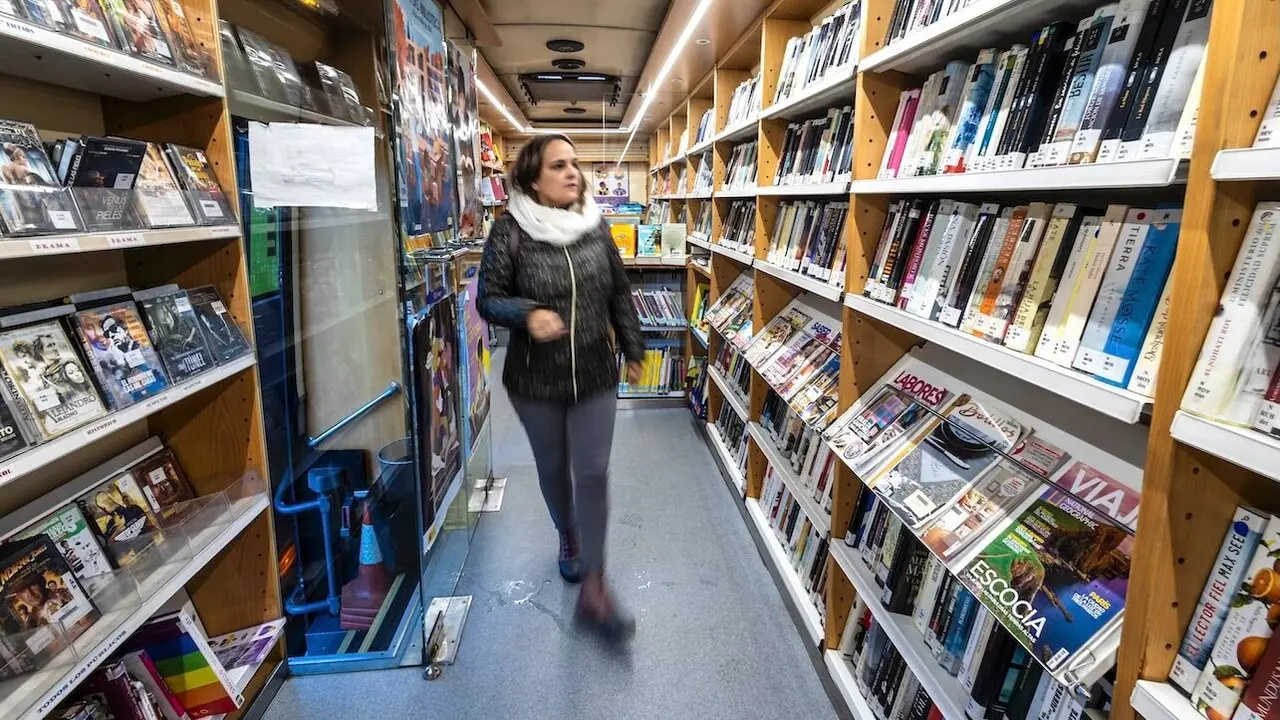 Kilómetro a kilómetro por una región tan extensa como Castilla-La Mancha, el bibliobús, cuyo día se conmemora cada 28 de enero, permite a la cultura viajar para acercarse a todos los rincones y garantizar así el acceso al servicio a todas las personas, vivan donde vivan - EFE/ Ángeles Visdómine