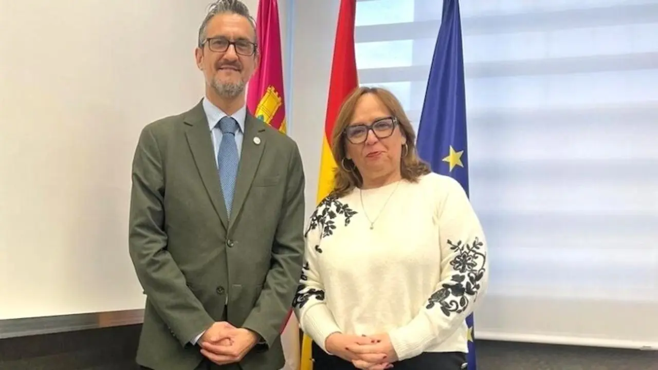 El viceconsejero de Transformación Digital de Castilla-La Mancha, Juan Ángel Morejudo, y la viceconsejera de Cultura y Deportes, Carmen Teresa Olmedo