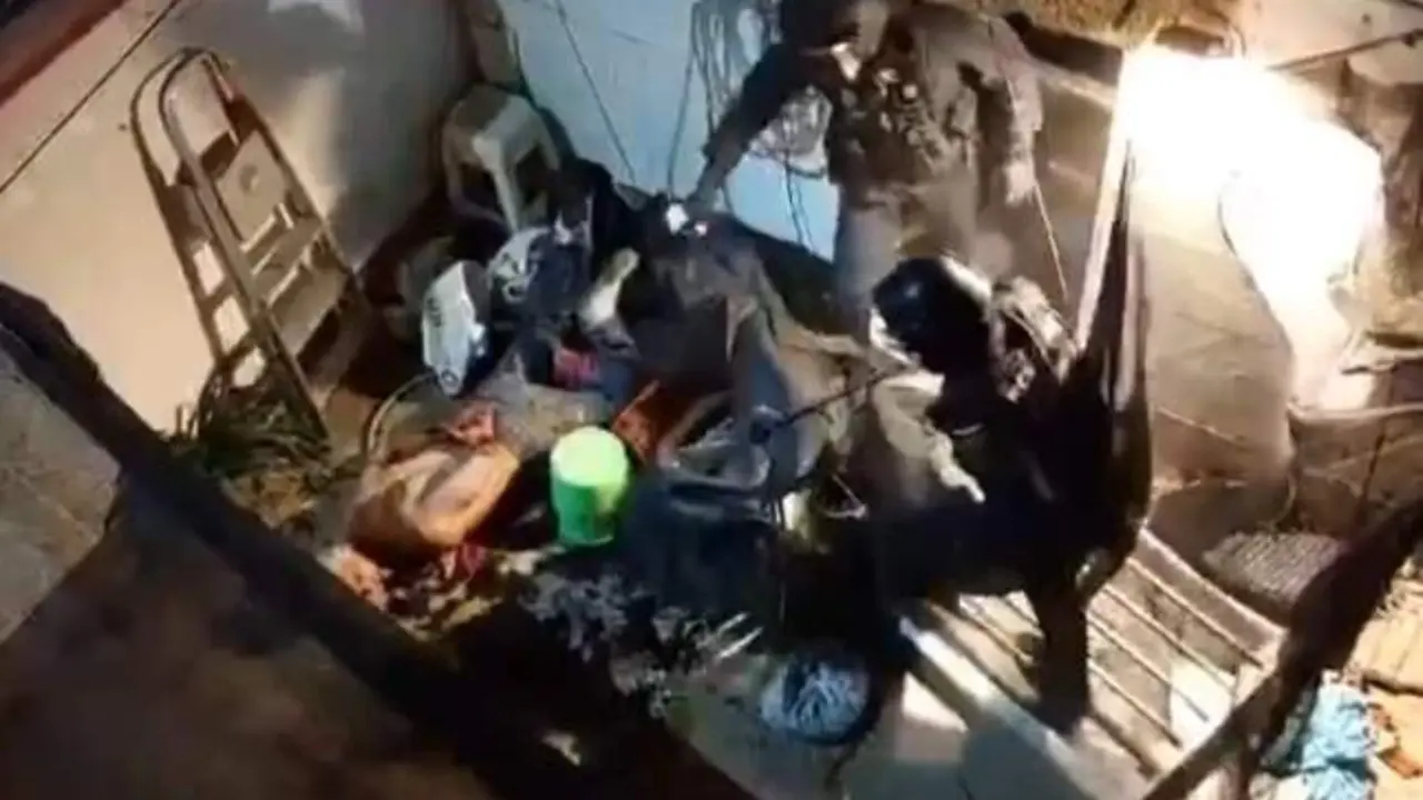 VIDEO. Amenaza a su hermano en su casa, lo secuestra y acaba cortándose el cuello