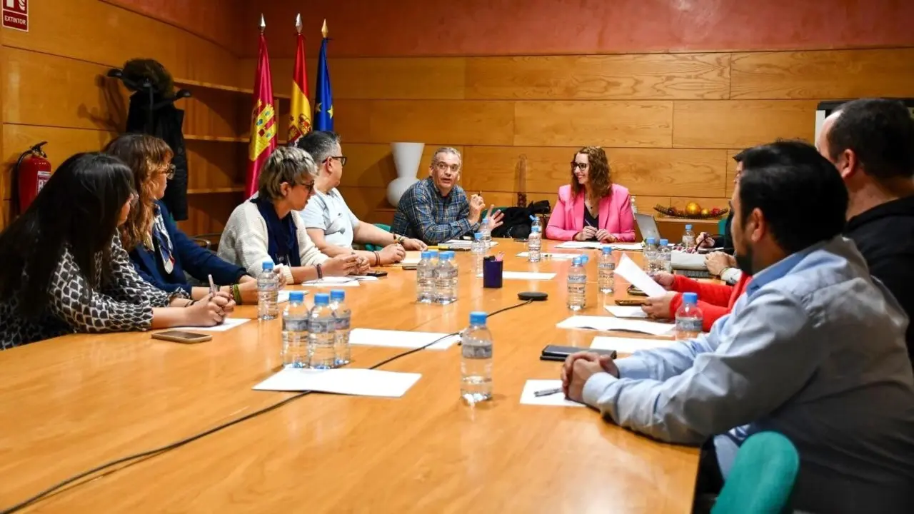 La consejera de Igualdad de Castilla-La Mancha, Sara Simón, ha mantenido una reunión con representantes del tejido asociativo LGTBI del conjunto de la región