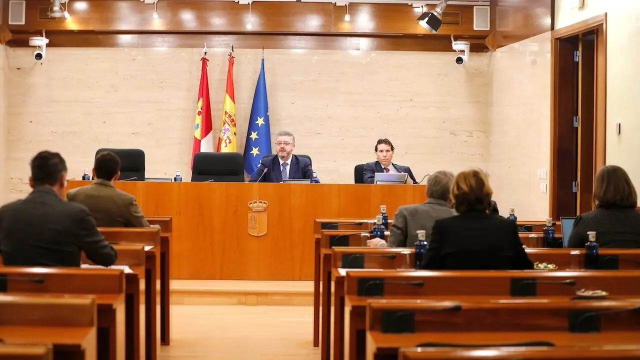 En la imagen un instante de la reunión de la Comisión de Economía y Presupuestos de las Cortes de Castilla-La Mancha celebrada este miércoles en el Parlamento regional