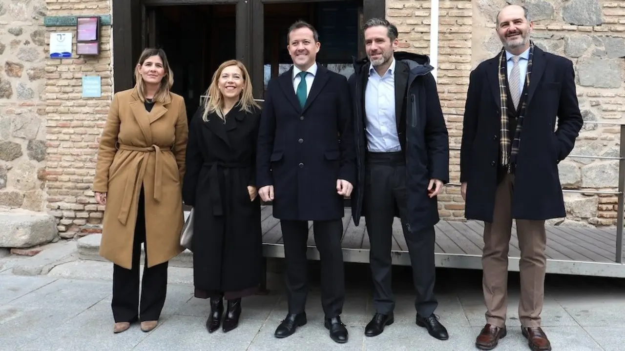 El portavoz del PP y vicesecretario de Cultura, Borja Sémper; la vicesecretaria de Igualdad, Conciliación y Política Social, Ana Alós, y el alcalde de Toledo, Carlos Velázquez, en su visita al Museo Sefardí