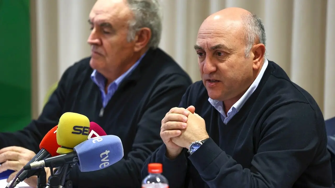El presidente de Asaja Castilla-La Mancha, José María Fresneda (i), y el secretario general Florencio Rodríguez, hacen balance de la agricultura y la ganadería en el año 2024 y expone las líneas estratégicas que prevé desarrollar la organización agraria para 2025 - EFE/ Ismael Herrero