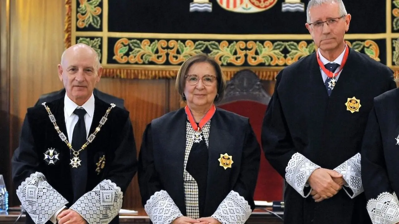 El presidente del Tribunal Superior de Justicia de Castilla-La Mancha, Vicente Rouco Rodríguez (i), ha presidido preside el acto homenaje con motivo de la concesión de la Cruz de la Orden de San Raimundo de Peñafort a María del Carmen García García (c) y a José Pedro Rubio Paterna (d) - EFE/Manu