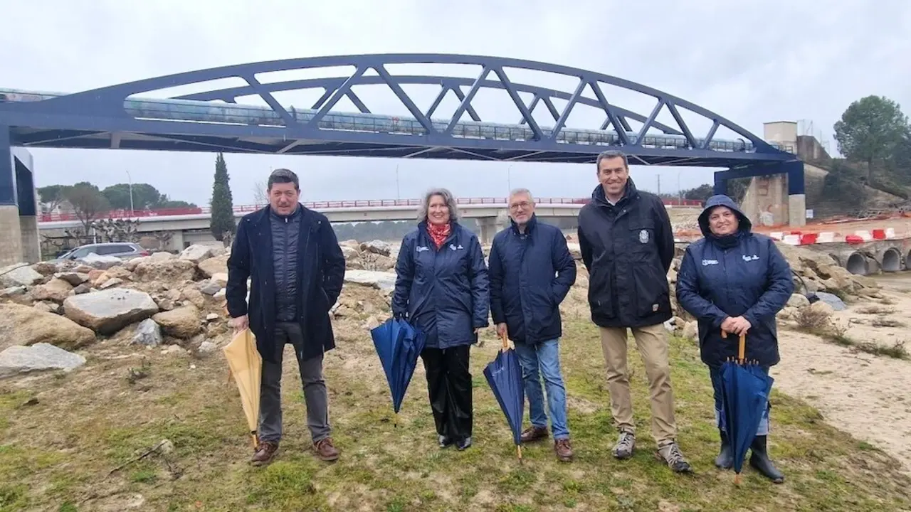 La consejera de Desarrollo Sostenible, Mercedes Gómez, ha visitado junto al secretario de Estado de Medio Ambiente, Hugo Morán, las obras de reconstrucción de la conducción del sistema Picadas-Almoguera sobre el río Perales