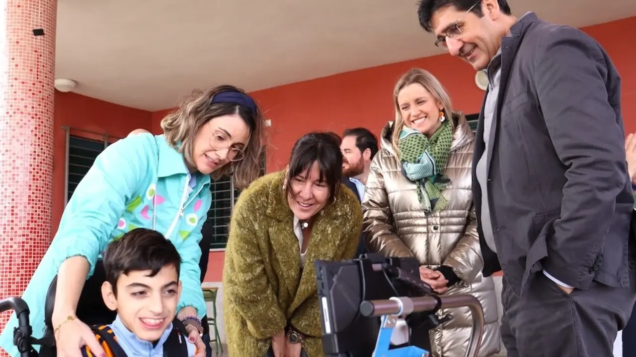 El vicepresidente segundo del Gobierno de Castilla-La Mancha, José Manuel Caballero, en su visita al Centro de Educación Especial ‘María Luisa Navarro Margati’ de Valdepeñas (Ciudad Real)