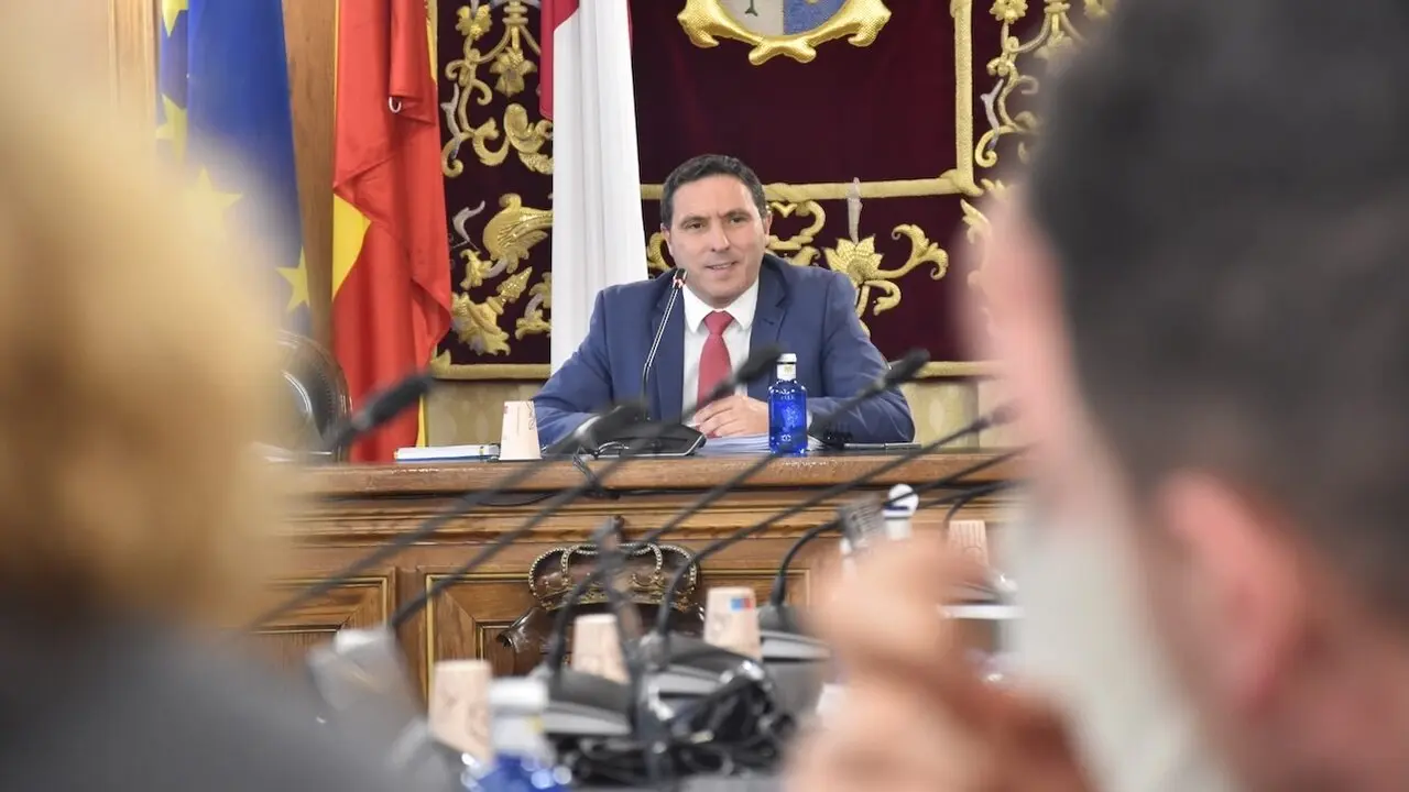 El presidente de la Diputación de Cuenca, Álvaro Martínez Chana, durante el pleno que ha aprobado los presupuestos de la institución para 2025