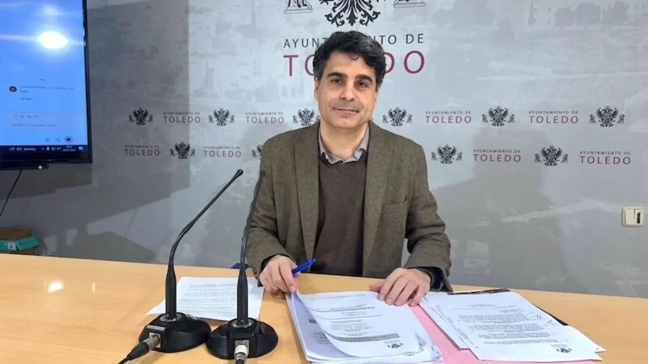El portavoz municipal del Ayuntamiento de Toledo, Juan José Alcalde, durante la rueda de prensa que ha ofrecido