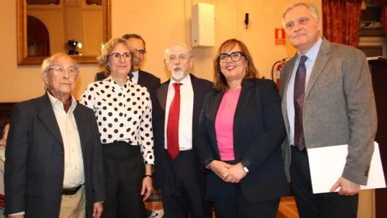 El poeta y crítico José Corredor Matheos, reconocido por la Academia de CCSS