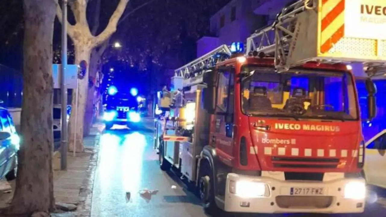 Al menos dos heridos al incendiarse un piso de un bloque: los vecinos atrapados, bomberos, incendio