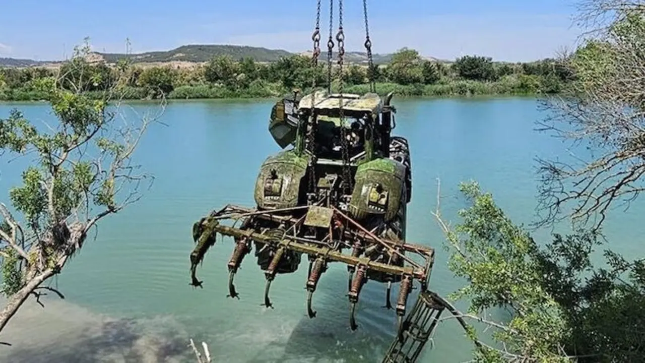 En la imagen de archivo el momento en el que sacan un tractor accidentado caído a un río