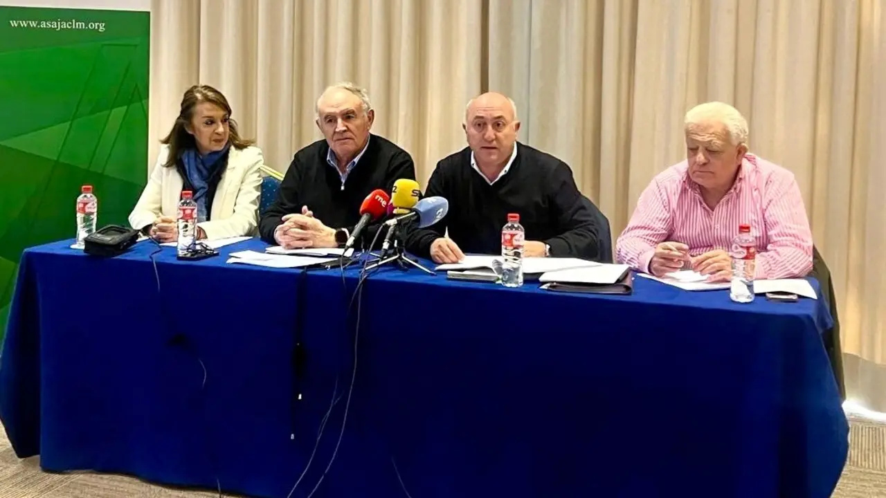 En el centro el presidente de Asaja de Castilla-La Mancha, José María Fresneda, y el secretario general de la organización, Florencio Rodríguez, en rueda de prensa