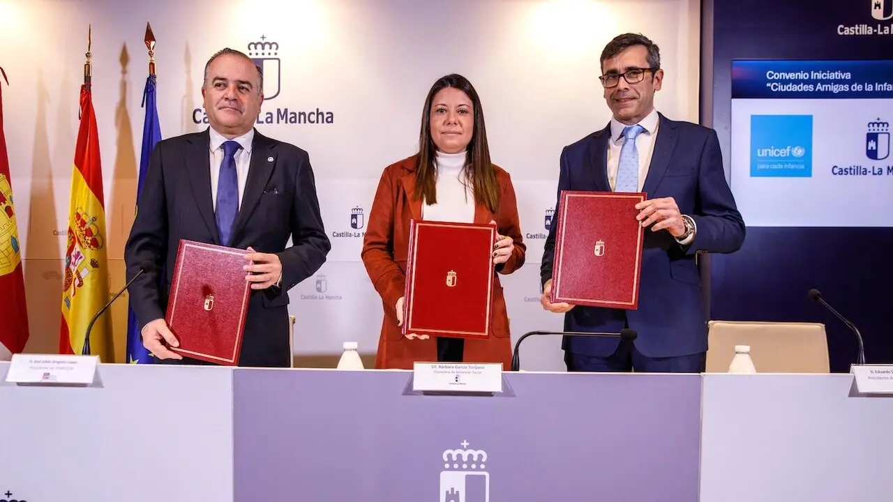 La consejera de Bienestar Social, Bárbara García Torijano, firma el convenio entre el Gobierno regional, UNICEF-Comité de Castilla-La Mancha y la Federación de Municipios y Provincias (FEMP) para la consolidación y dinamización de la iniciativa ‘Ciudades Amigas de la Infancia’ en la región