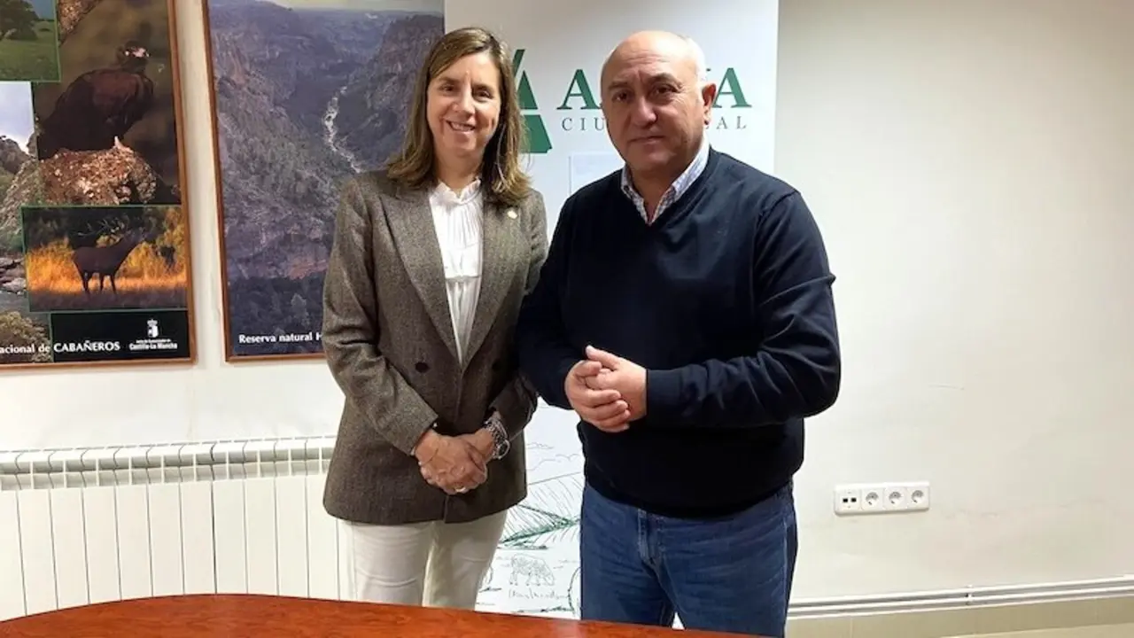 Asaja y Cáritas Ciudad Real firman un convenio para dotar al campo de mano de obra
