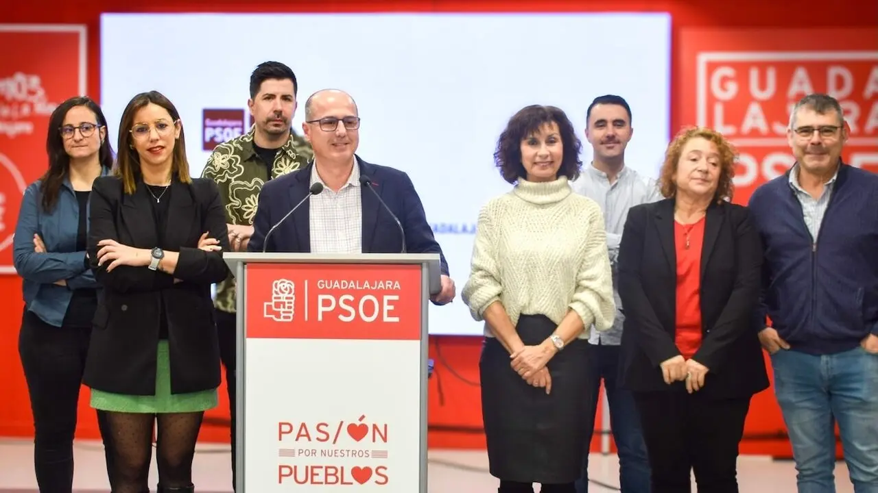 El anterior alcalde y concejal del Ayuntamiento de Guadalajara, Alberto Rojo, junto a los ediles del Grupo Municipal Socialistas en rueda de prensa