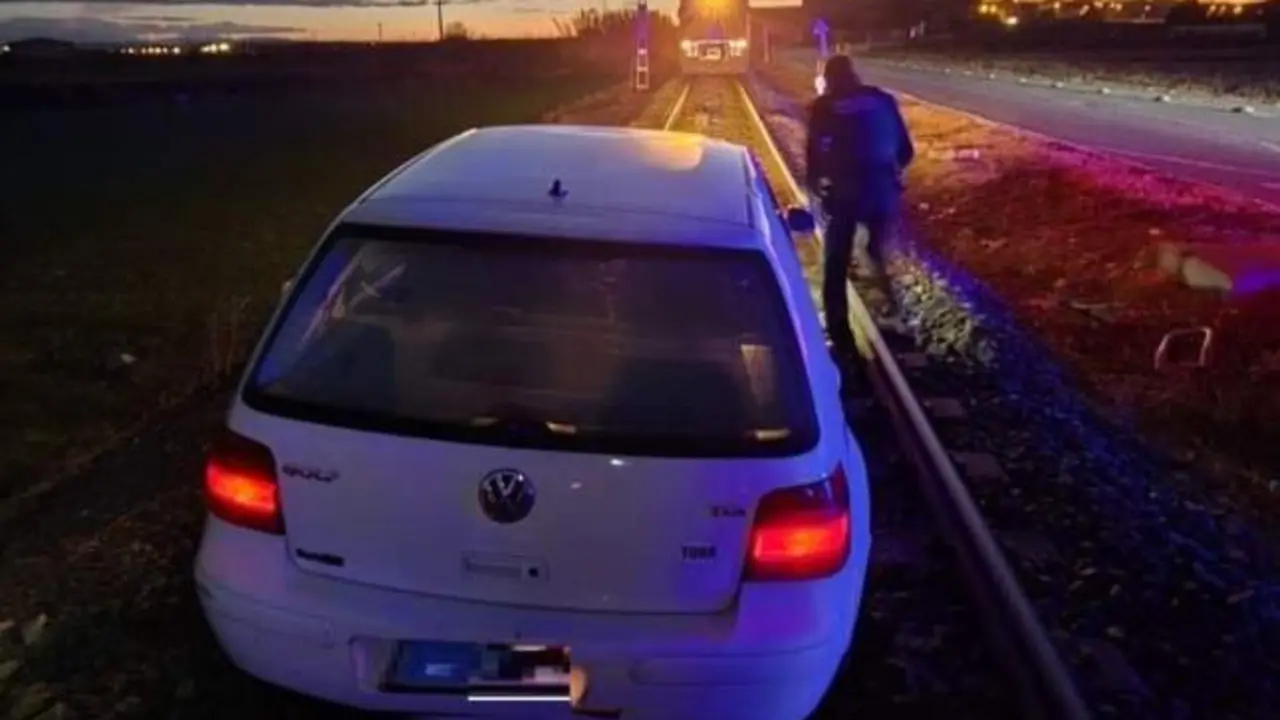 Circula con un carné no válido, se equivoca y acaba en la vía conduciendo hacia un tren