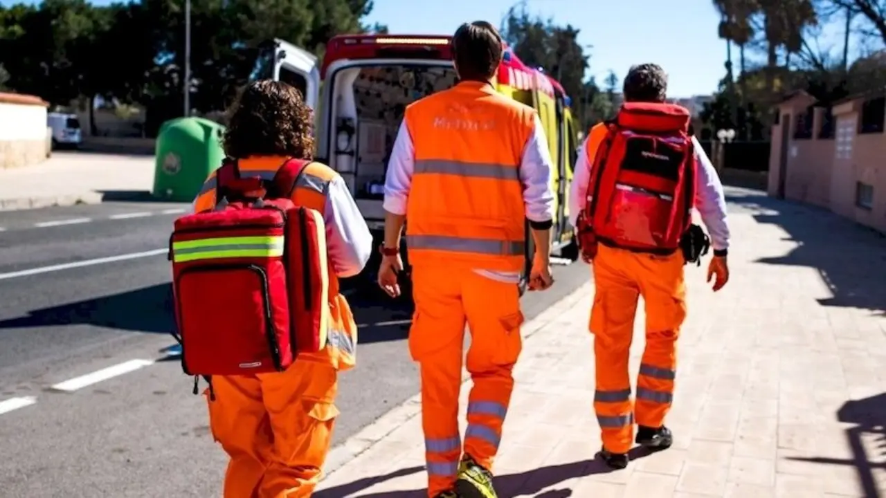 En la imagen de archivo trabajadores de emergencias se dirigen a una ambulancia