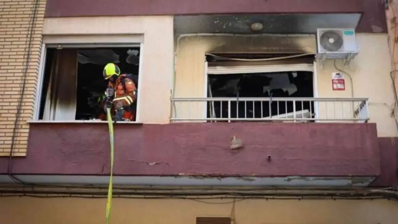 Se juega la vida para salvar a una niña en un grave incendio: la abuela ha muerto, bomberos