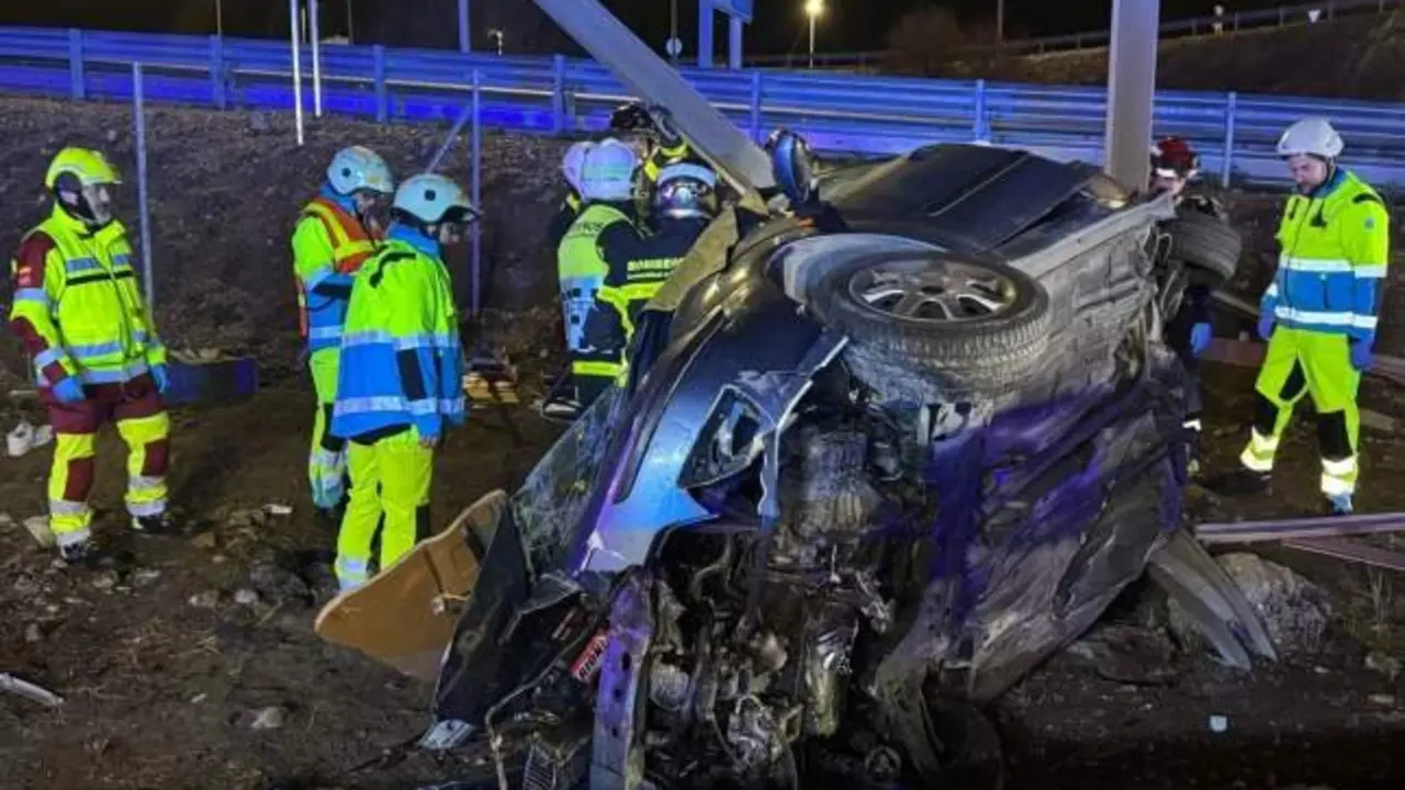 Muere una chica de 15 años en un accidente de tráfico: atrapada dentro del vehículo volcado