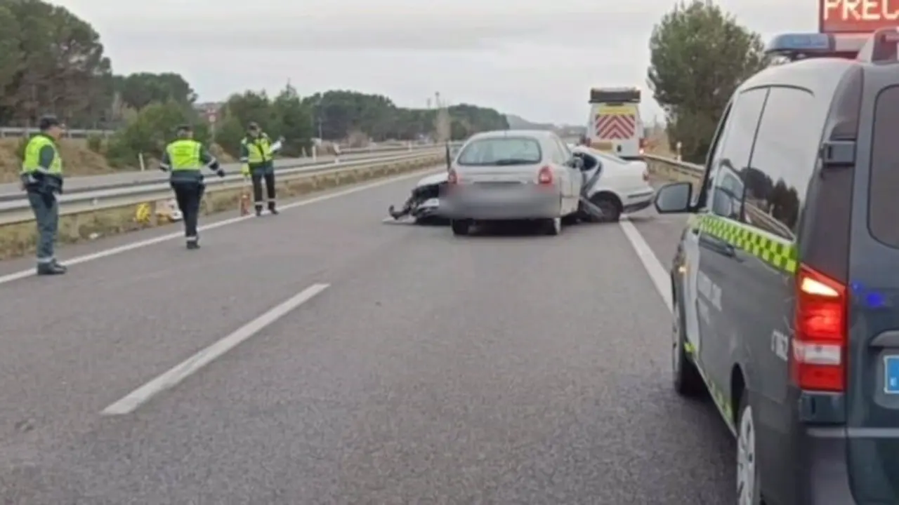 Un muerto y cuatro heridos graves tras una salida de vía y colisión en autovía, accidente de tráfico, choque, colisión