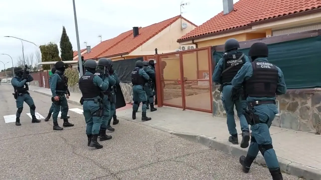 En la imagen de archivo agentes de la Guardia Civil en una operación contra una banda de ladrones en un municipio de la provincia de Toledo