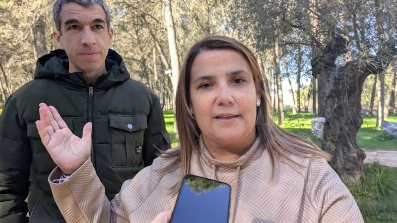 La presidenta de la Comisión Ejecutiva provincial del PSOE de Toledo, Tita García Élez, atendiendo a los medios este sábado en Talavera de la Reina (Toledo)