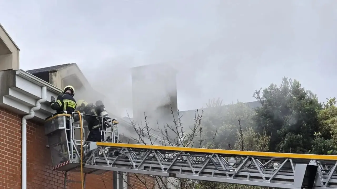 Muere un hombre de 57 años y varios afectados en el incendio de un chalet - Fotografía: El Diario Montañes, bomberos