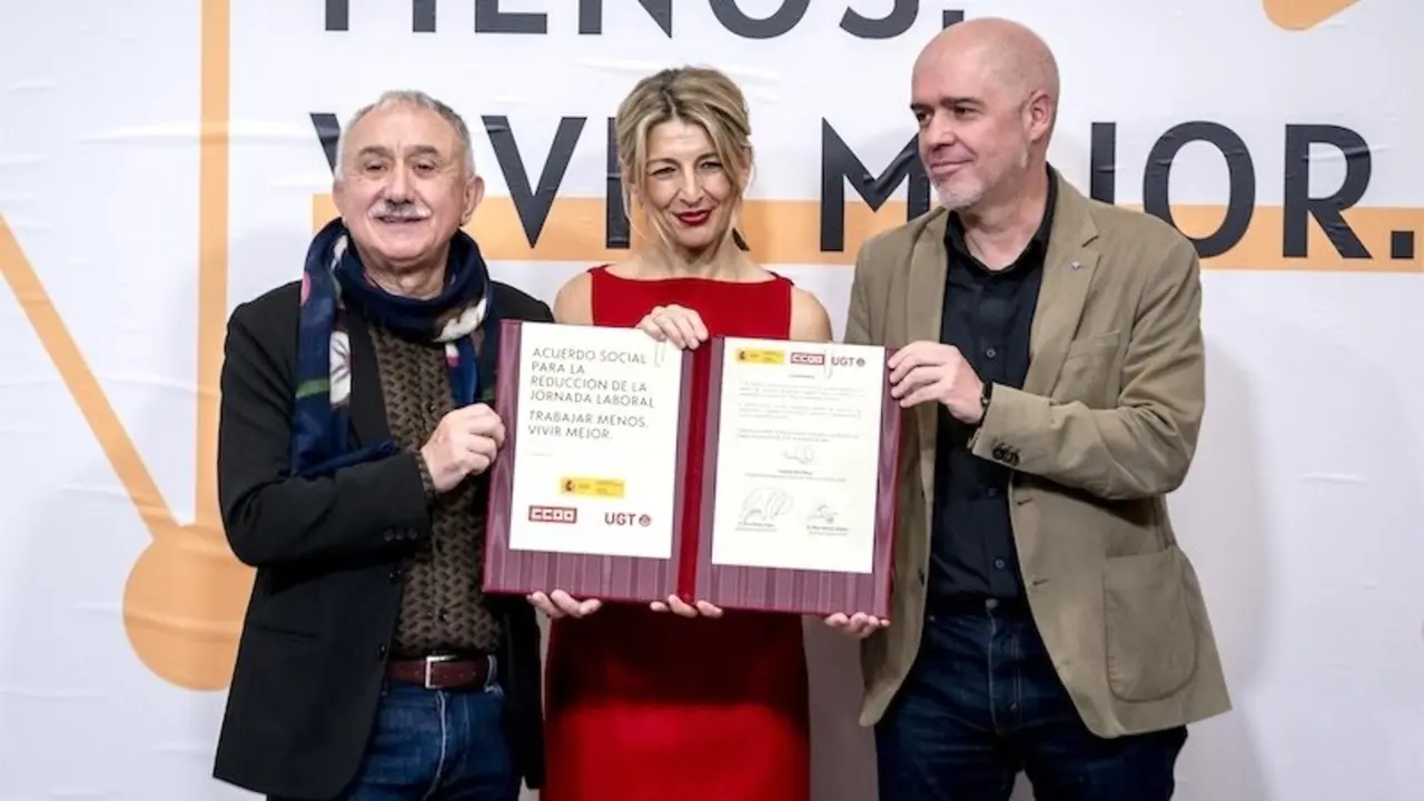 (I-D) El secretario general de UGT, Pepe Álvarez, la vicepresidenta segunda y ministra de Trabajo y Economía Social, Yolanda Díaz, y el secretario general de CCOO, Unai Sordo -&nbsp;EP/Archivo