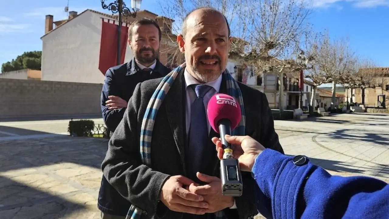 El secretario general del PSOE de la provincia de Guadalajara, Pablo Bellido, atendiendo a los medios de comunicación este domingo en Torrejón del Rey