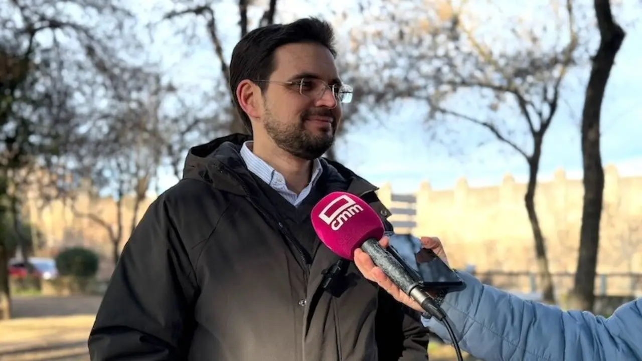 El portavoz adjunto del PP en las Cortes de Castilla-La Mancha, Santiago Serrano, atendiendo a los medios de comunicación este domingo en Talavera de la Reina (Toledo)